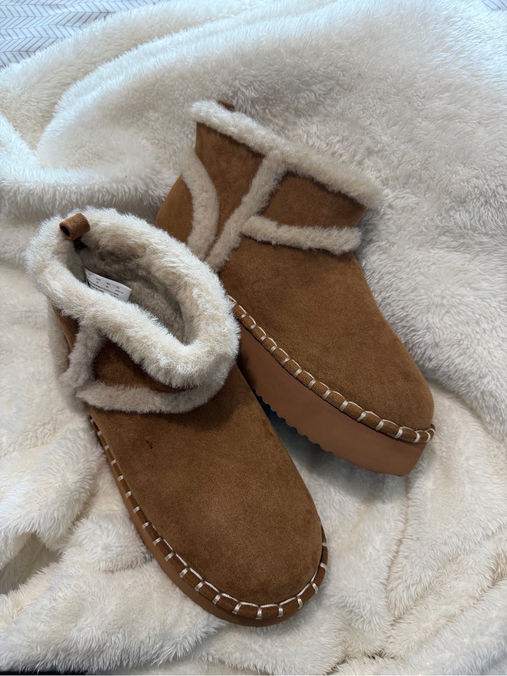 American Eagle Outfitters Women's Tan Faux-Shearling Slip-On Slippers